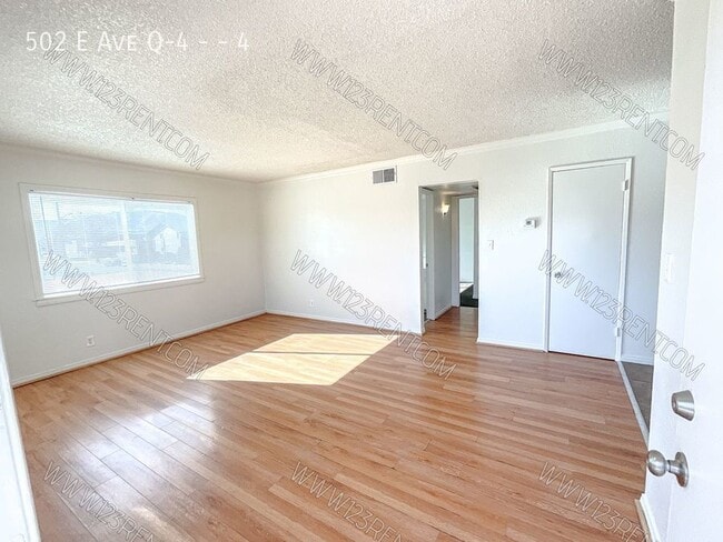 Building Photo - 2BD/ 1BTH SECOND FLOOR APARTMENT EAST PALM...