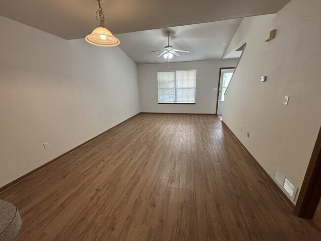 Foto del edificio - 314 Burnside Dr