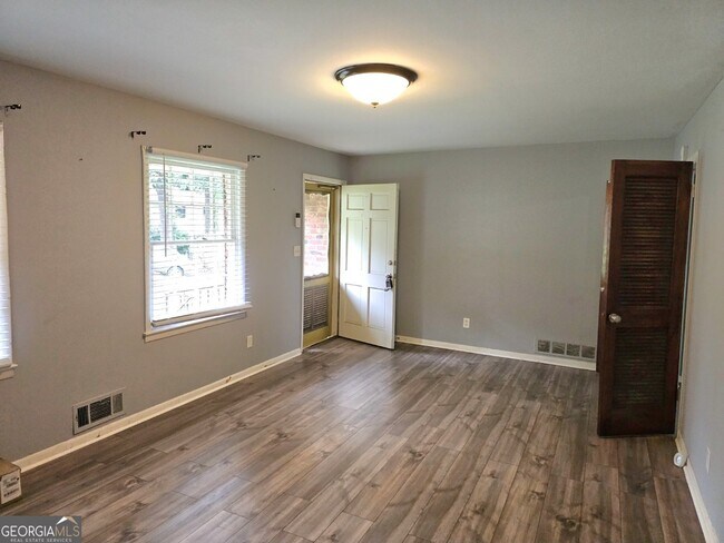 Building Photo - 5690 Deerfield Ct