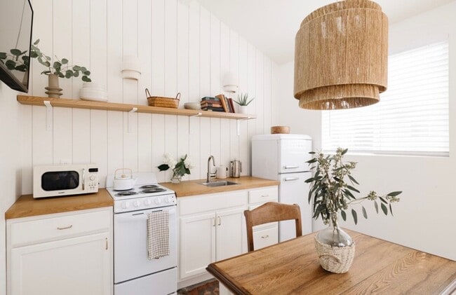 Building Photo - Traveling Nurse? Fully furnished studio ap...