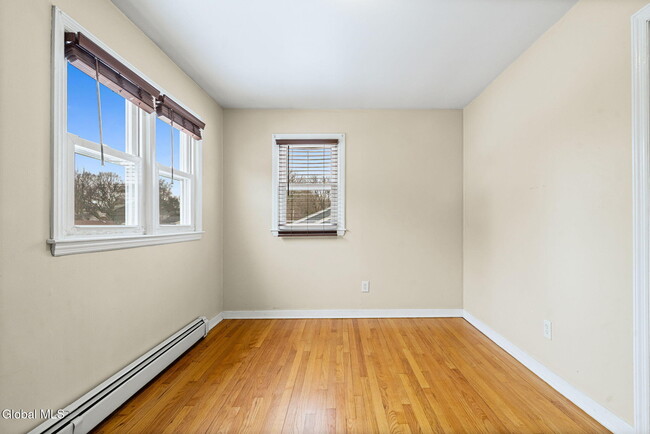 Building Photo - 165 S Pine Ave