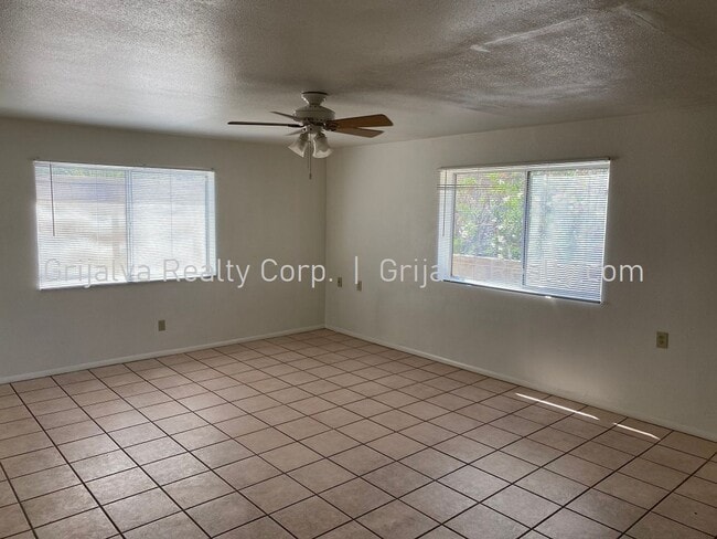 Photo - 1010 E Elm St Apartment