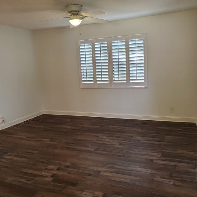 Living rm - 1417 Canterbury Rd N