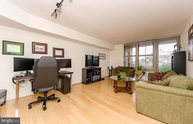 Foto del edificio - 11800 Sunset Hills Rd