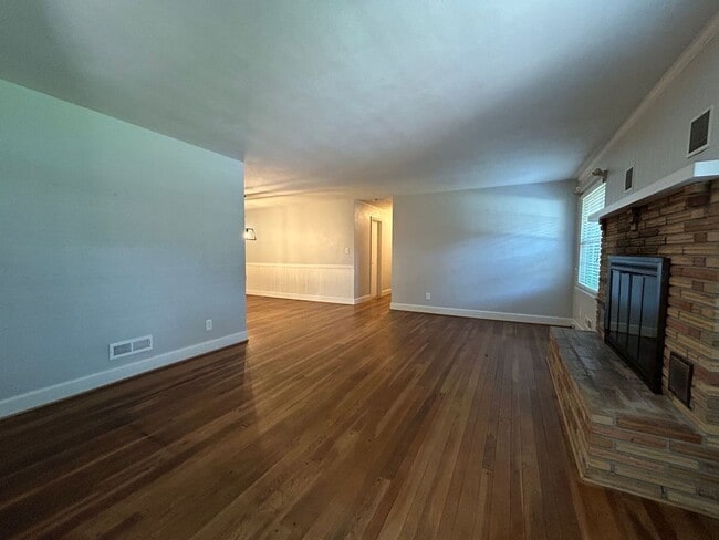Foto del edificio - 3301 Brookside Ln