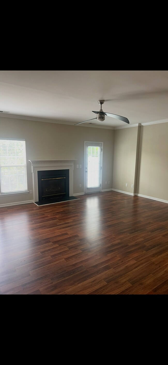 Foto del edificio - Room in Townhome on Reese Blvd W