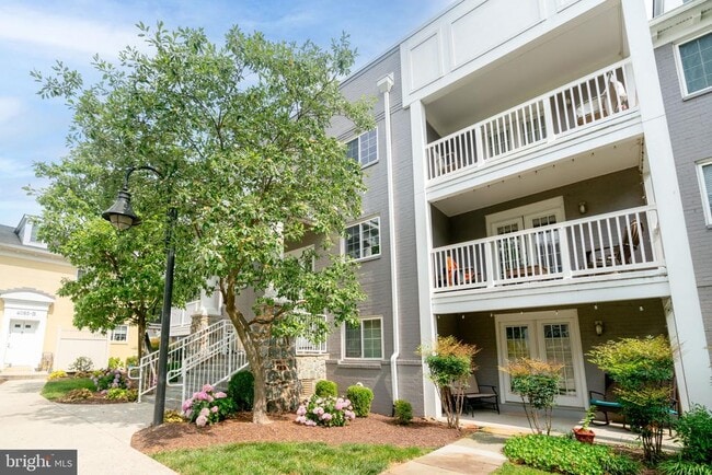 Building Photo - 4083 S Four Mile Run Dr