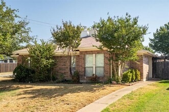 Building Photo - 726 Michol St