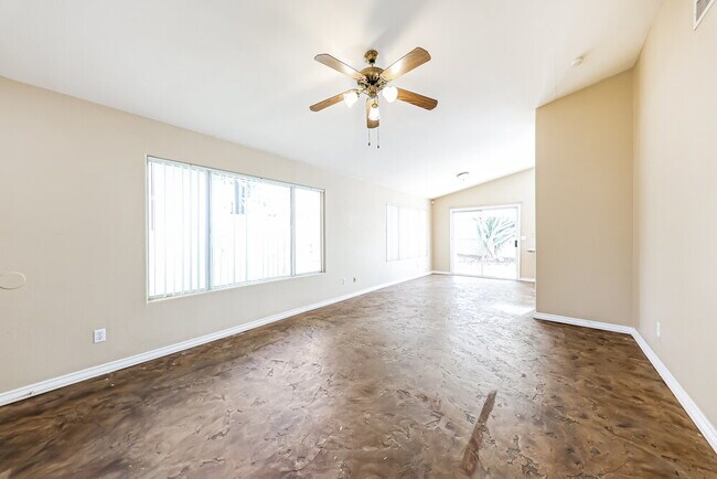 Foto del edificio - 1327 E Muriel Dr