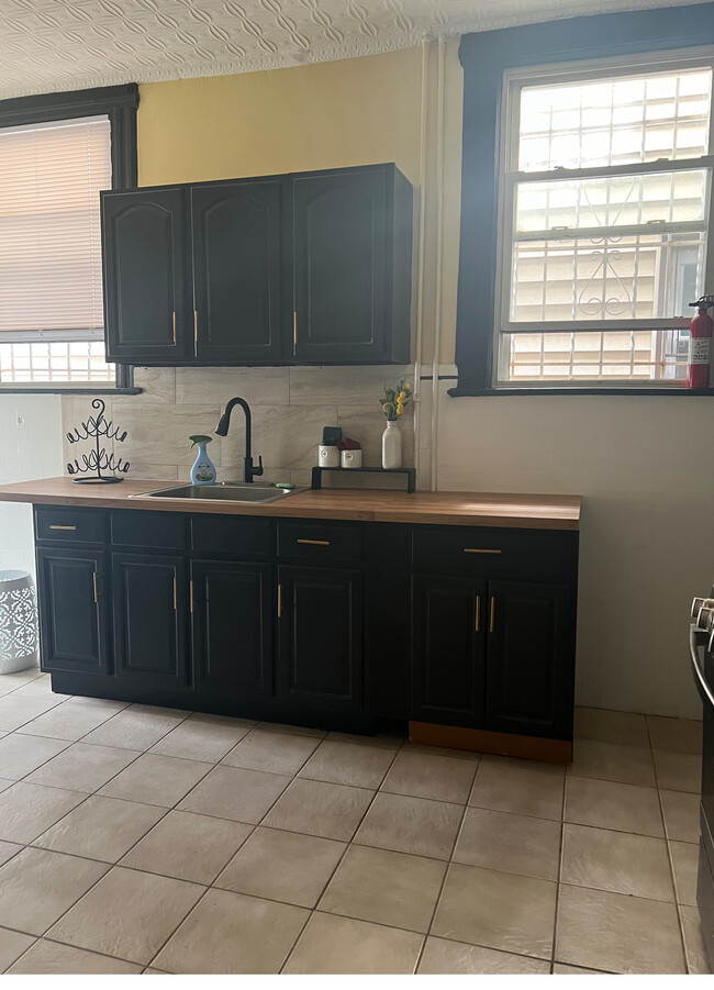 Kitchen - 283 Clifton Ave