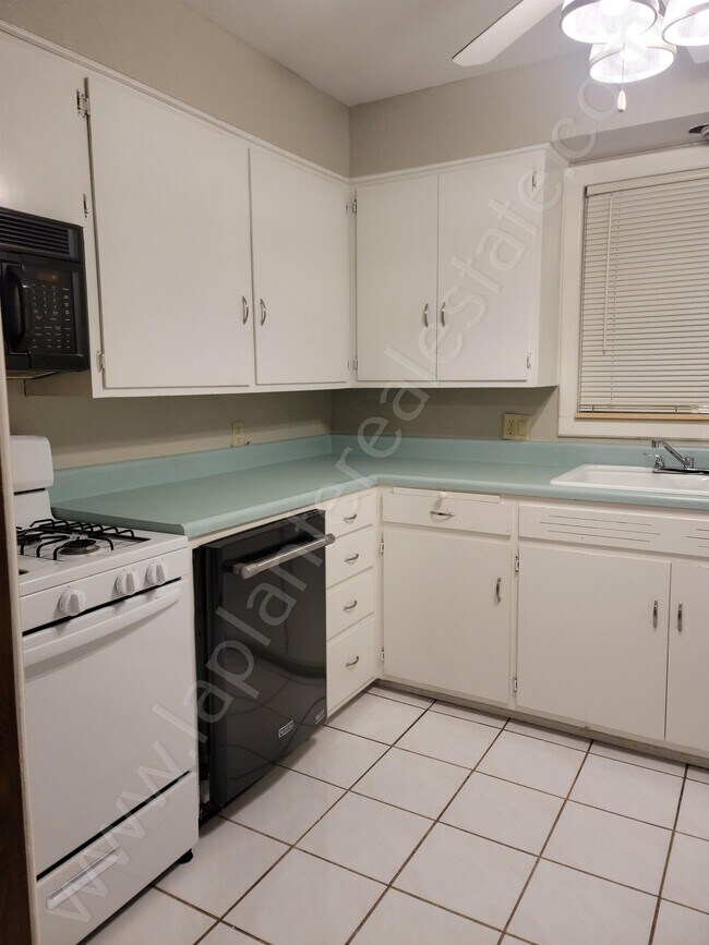 Building Photo - 1834 Berdan Ave