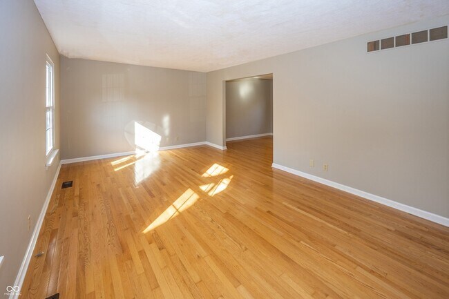 Foto del edificio - 7810 Cameron Pl