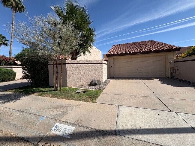 Foto del edificio - 2Bed/2Bath Townhouse in North Scottsdale! Ready for Immediate Move-In! -- 2 CAR GARAGE!