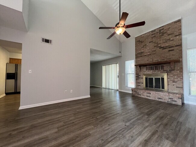 Building Photo - "Charming 2-Bed Townhouse in Shalimar with...