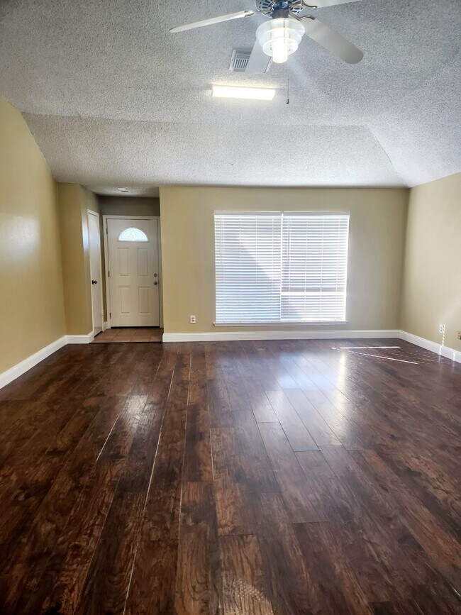 Foto del edificio - 6319 Pouter Dr