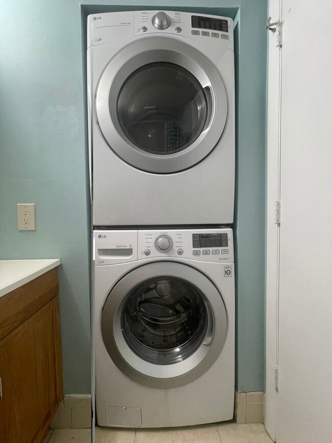 Building Photo - 640 Tennis Club Dr