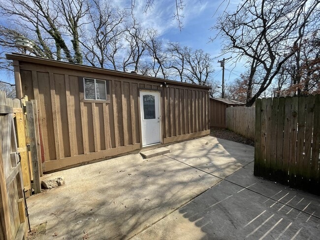 Foto del edificio - 2203 Mercedes Rd