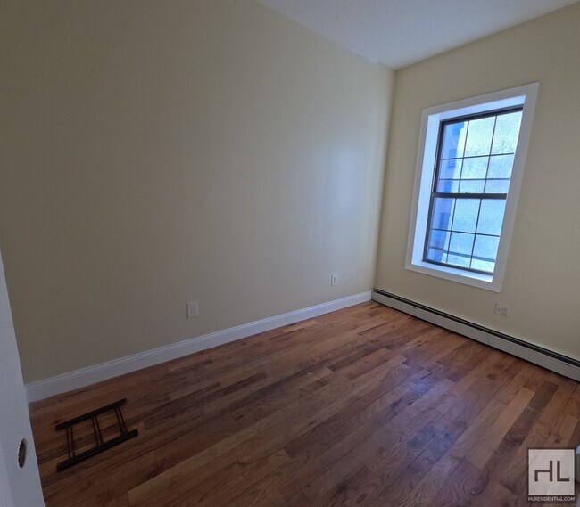 Foto del edificio - COZY 4 BEDROOM - CLINTON AVENUE