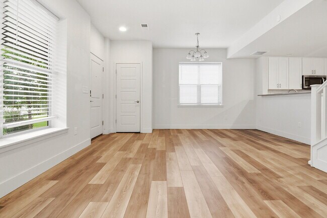 Foto del edificio - $2,645.95, 3 bed, 2.5 bath end unit located in Aurora with a washer and dryer.