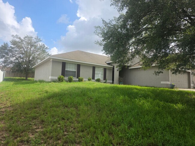 Building Photo - Large 4 bedroom 2 bath House