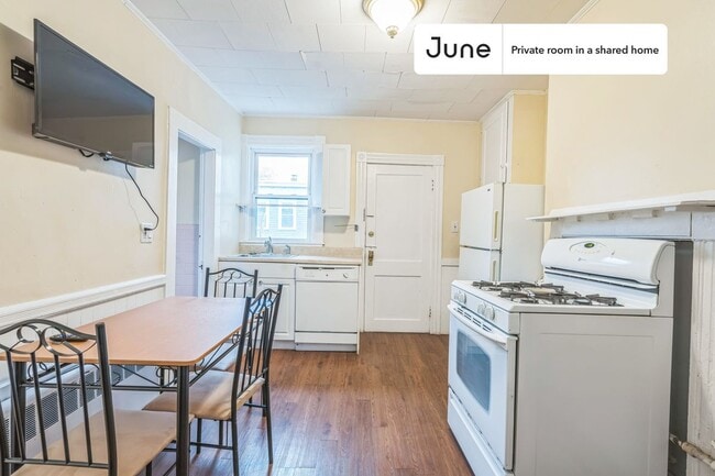 Building Photo - Room in Shared 4 bed/1 bath home