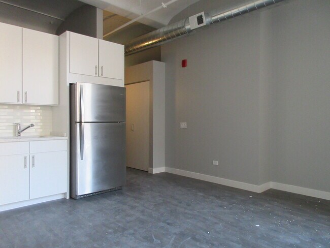 Building Photo - 619 S LaSalle St