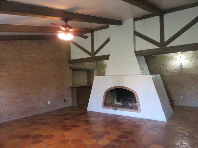Building Photo - 5335 E Riverview St