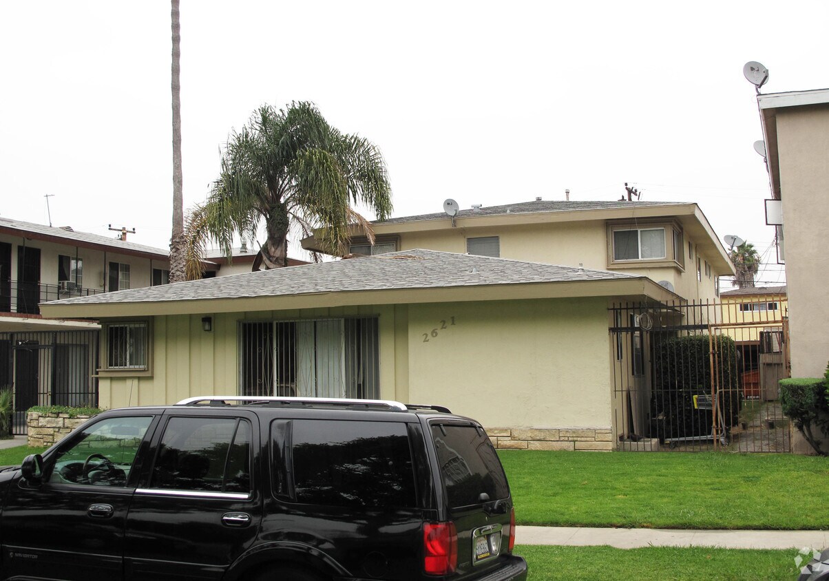 Building Photo - 2621 W Rosecrans Ave