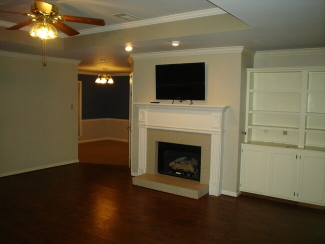 Building Photo - QUESTIONS PLEASE CONTACT Peggy Goodman 501...