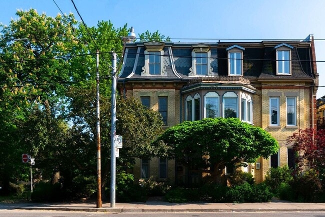 Building Photo - 215 Carlton St.