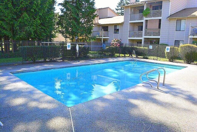 Foto del edificio - Comfy Habitat Condo in Central Federal Way!