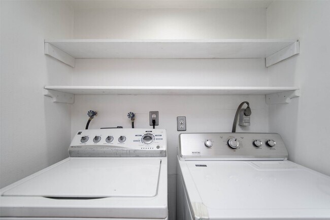 Foto del edificio - 6311 Riverview Way