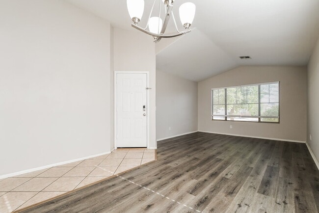 Building Photo - 1427 E Vernoa St