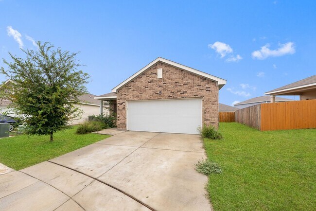Foto del edificio - Charming 3-Bed Family Home with Fenced Yard & Garage in Converse – 1,662 Sq Ft!