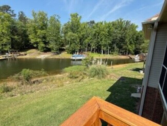 Foto del edificio - Lake living at it's finest!
