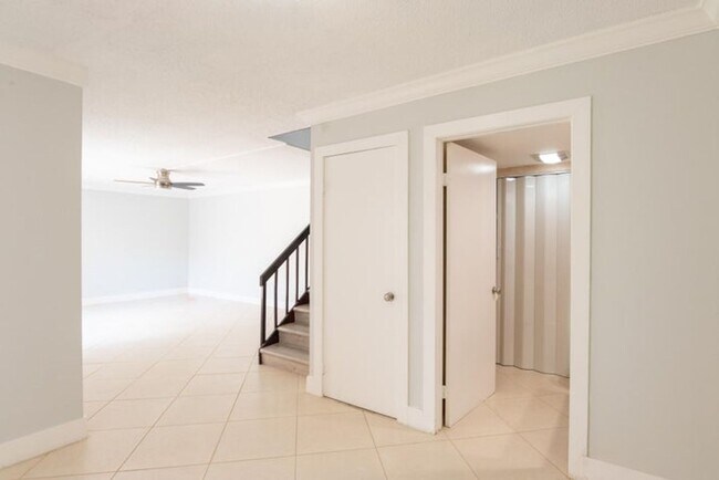 Foto del edificio - 1700 Embassy Dr