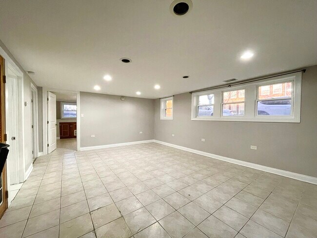 Foto del edificio - 2648 N Kildare Ave