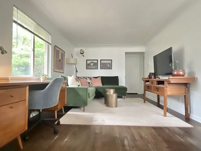 Building Photo - Bright and open updated duplex located in a prime area of Rosedale!