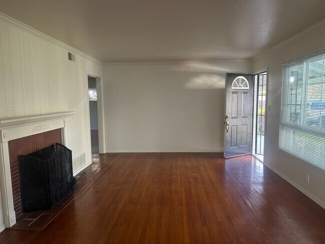 Foto del edificio - 3 Bedroom 2 Bathroom Home with Yard