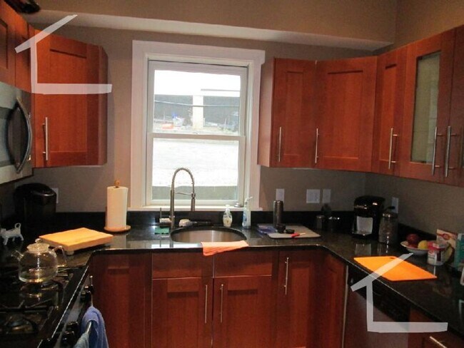 Foto del edificio - HOT BROOKLINE LISTING!!!!!