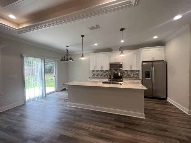 Building Photo - 1561 Live Oak Dr