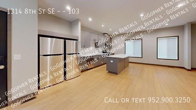 Building Photo - 6 Bedroom Dinkytown Townhome Available 9/1!