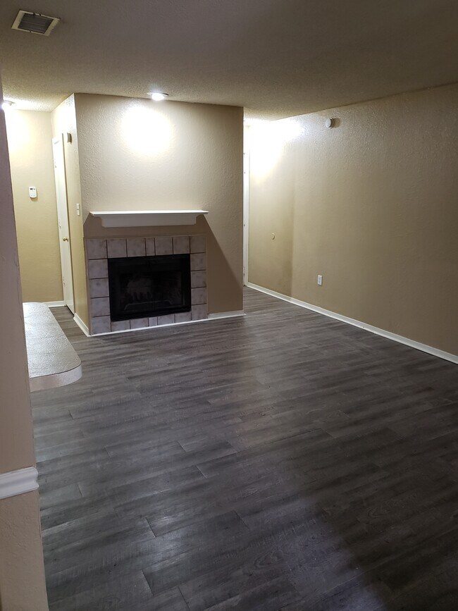 Building Photo - 5401 Laguna Dr