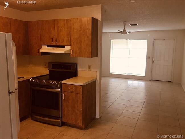Building Photo - 43 SE Mead Pl