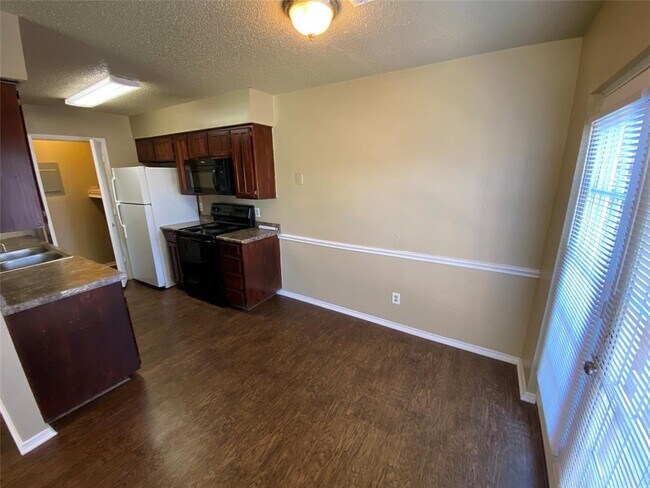 Building Photo - 5904 Holiday Ln