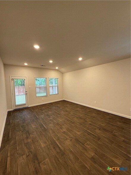 Foto del edificio - 210 Addison Pl