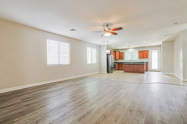 Building Photo - 1655 W Paisley Dr
