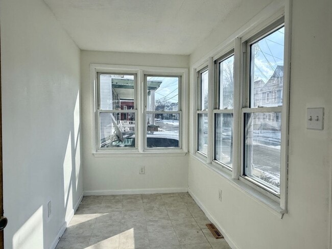 Foto del edificio - FOR RENT- Spacious 4 Bedroom 2 Bath Home in Penns Grove $2000