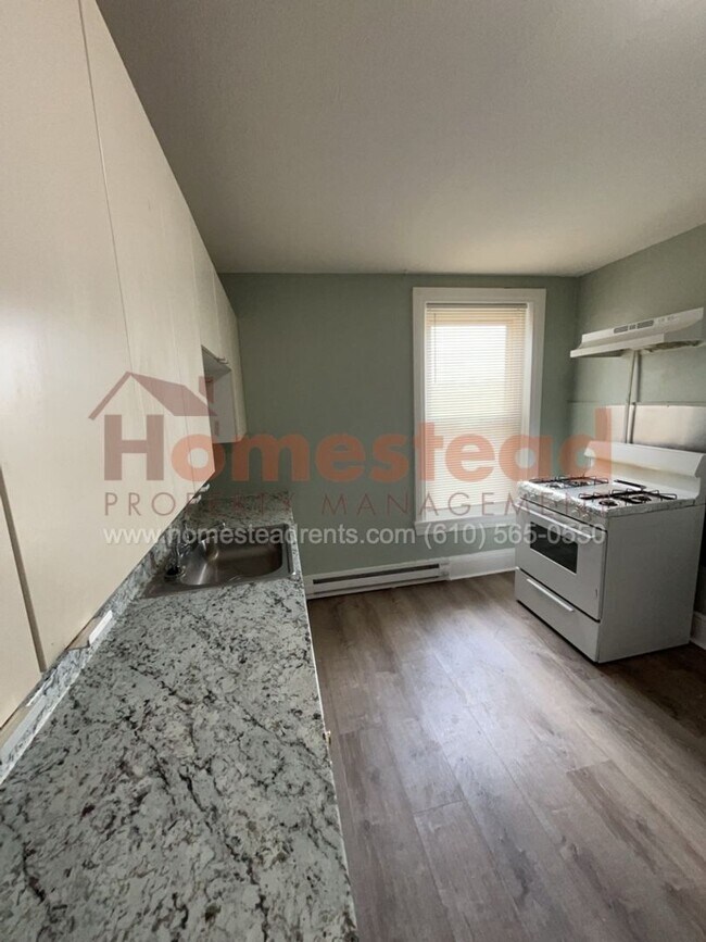 Building Photo - 637 Cherry St