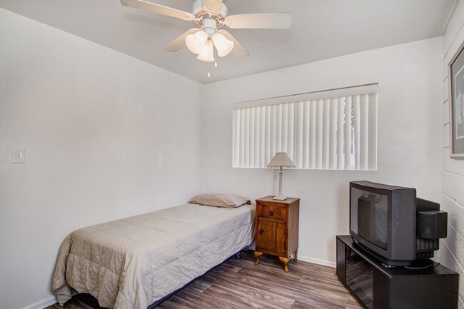 Building Photo - 402 W Earll Dr